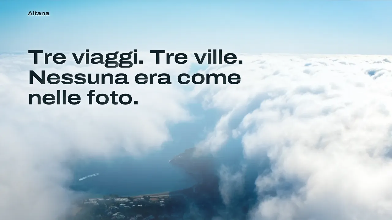 L’apertura del sito Altana: una veduta aerea sopra le nuvole con una costa e il mare sotto, e il titolo «Tre viaggi. Tre ville. Nessuna era come nelle foto.»